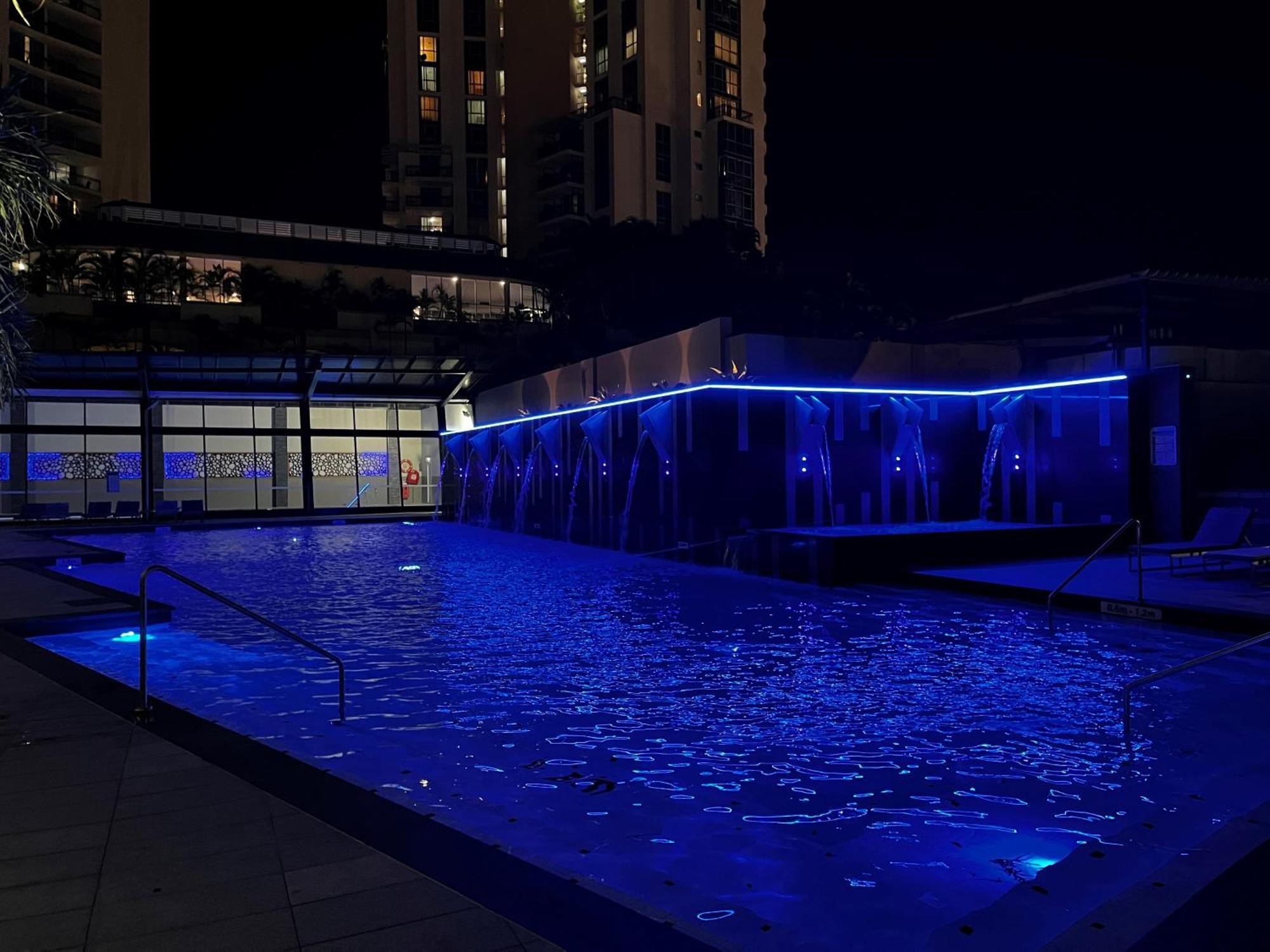 Circle On Cavil Holidays โกลด์โคสต์ ภายนอก รูปภาพ