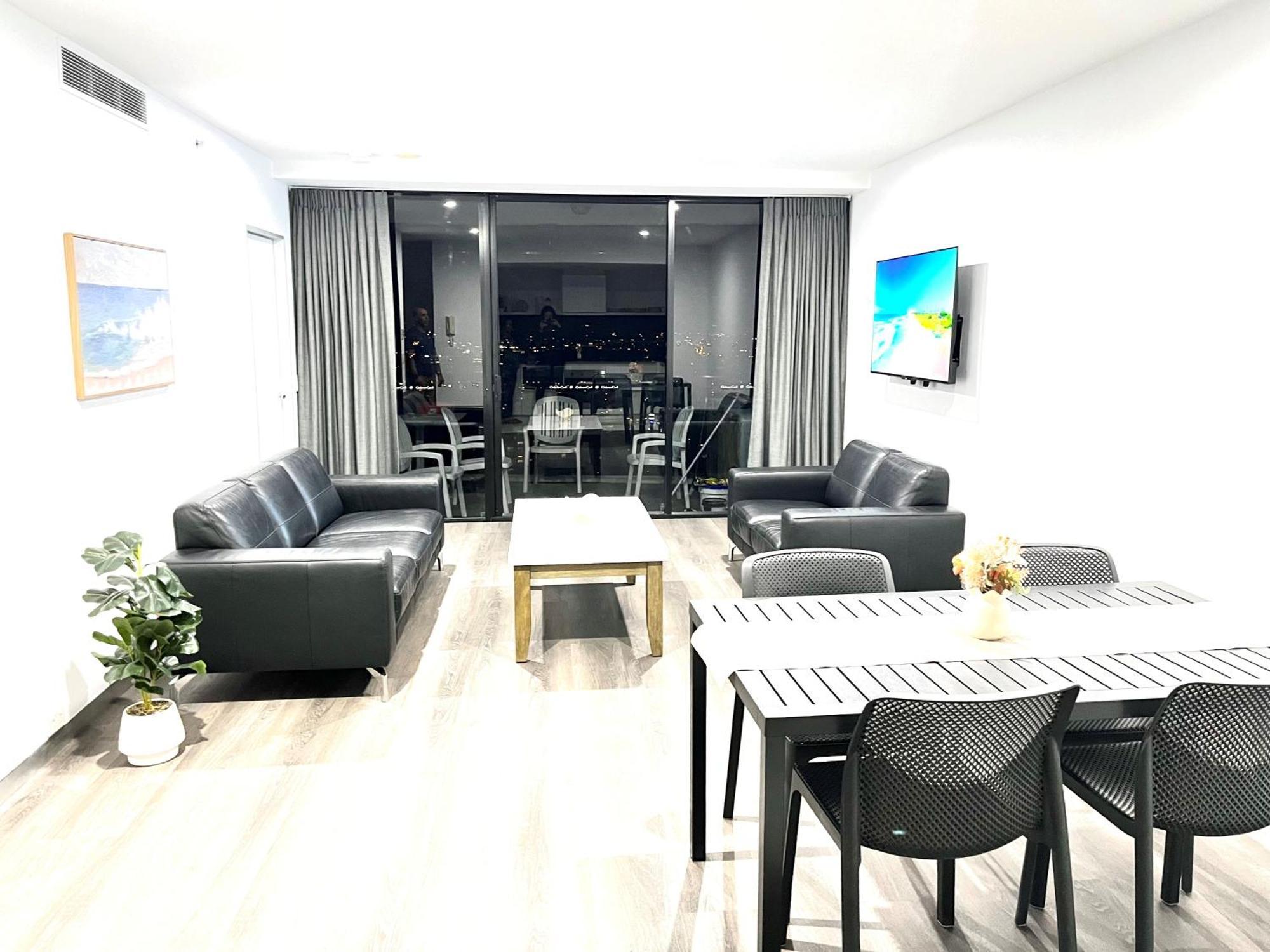 Circle On Cavil Holidays โกลด์โคสต์ ภายนอก รูปภาพ