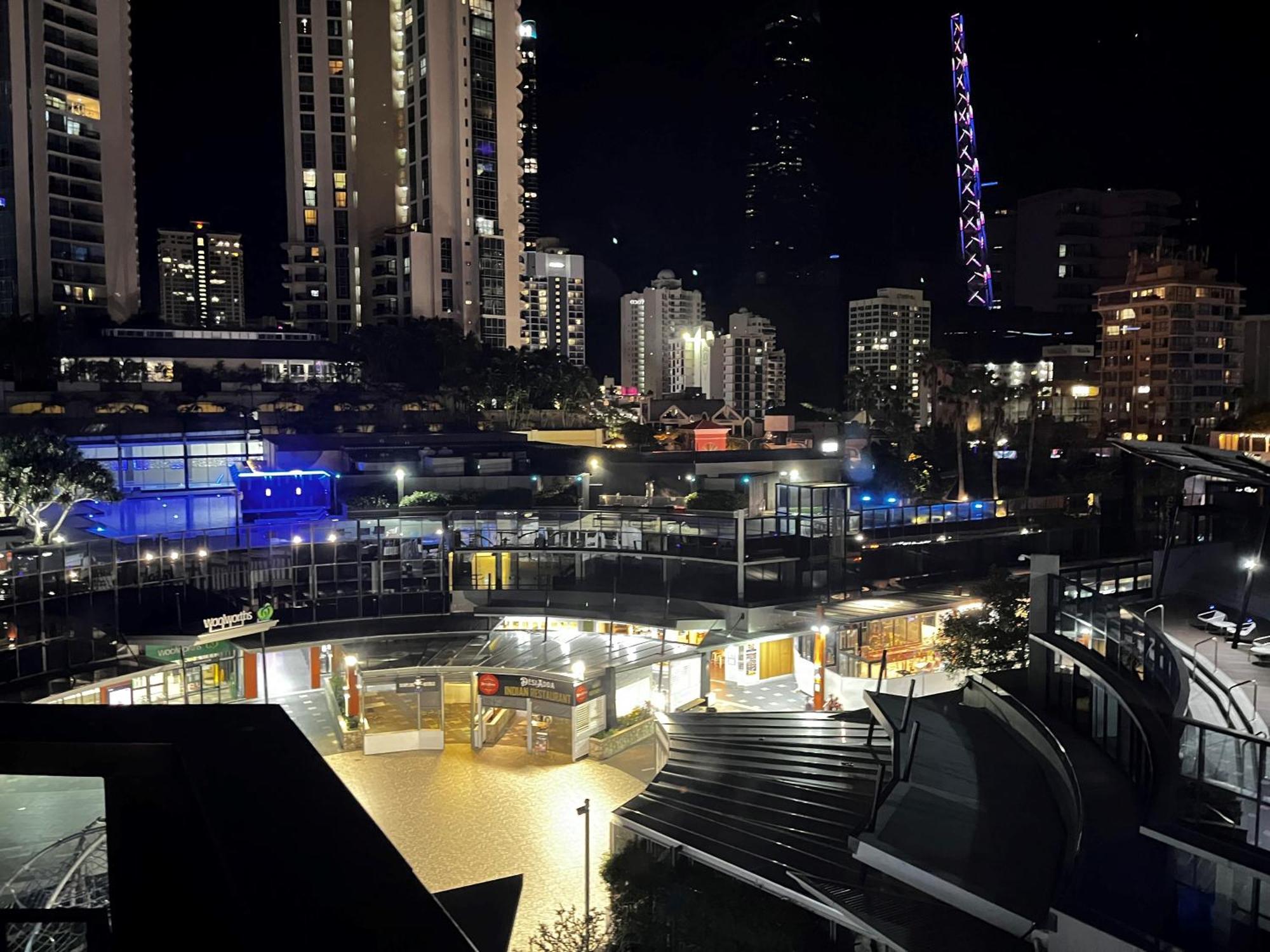 Circle On Cavil Holidays โกลด์โคสต์ ภายนอก รูปภาพ