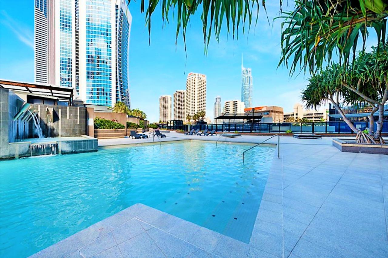 Circle On Cavil Holidays โกลด์โคสต์ ภายนอก รูปภาพ