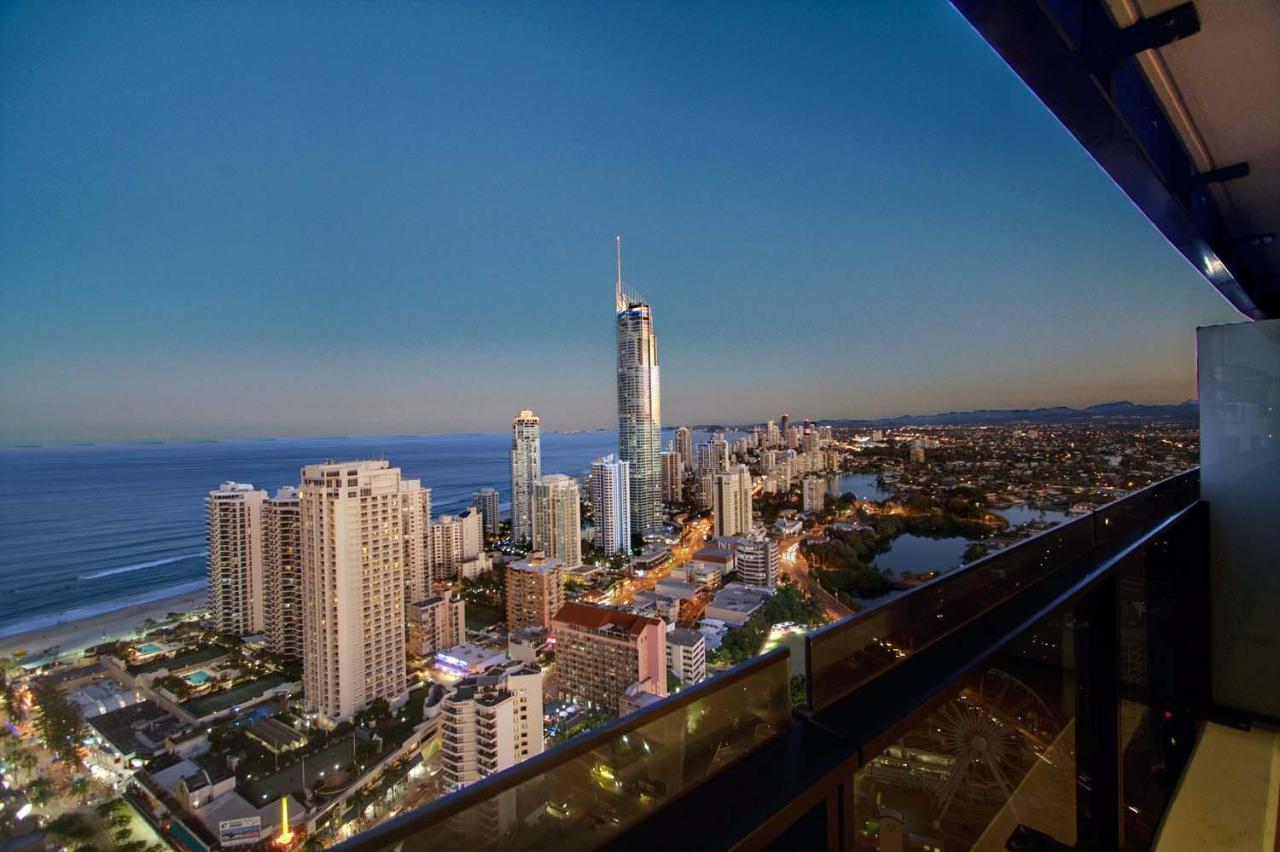 Circle On Cavil Holidays โกลด์โคสต์ ภายนอก รูปภาพ
